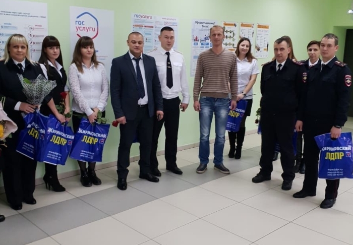 В Клинцах представители ЛДПР поздравили сотрудников органов внутренних дел с профессиональным праздником