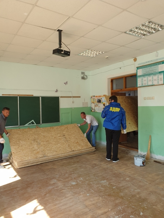 В Клинцах активисты ЛДПР оказали помощь школе