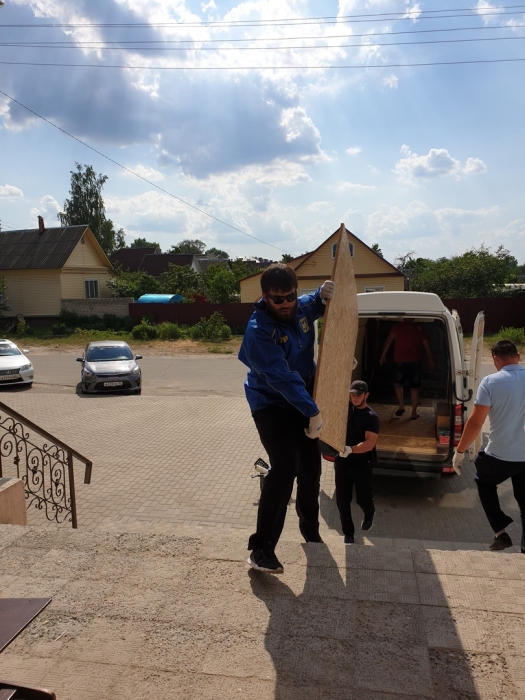 В Клинцах активисты ЛДПР оказали помощь школе