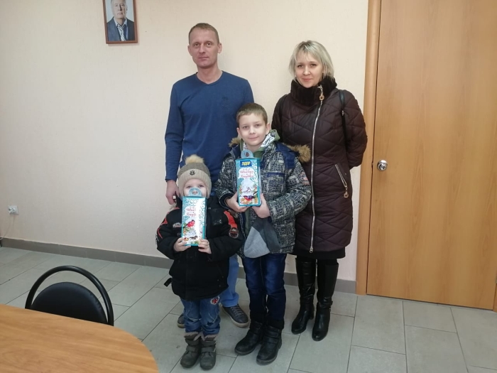 В Клинцах представители ЛДПР поздравили детей из многодетных семей с наступающим Новым годом