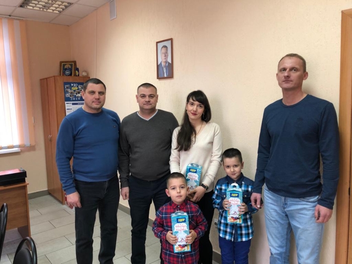 В Клинцах представители ЛДПР поздравили детей из многодетных семей с наступающим Новым годом