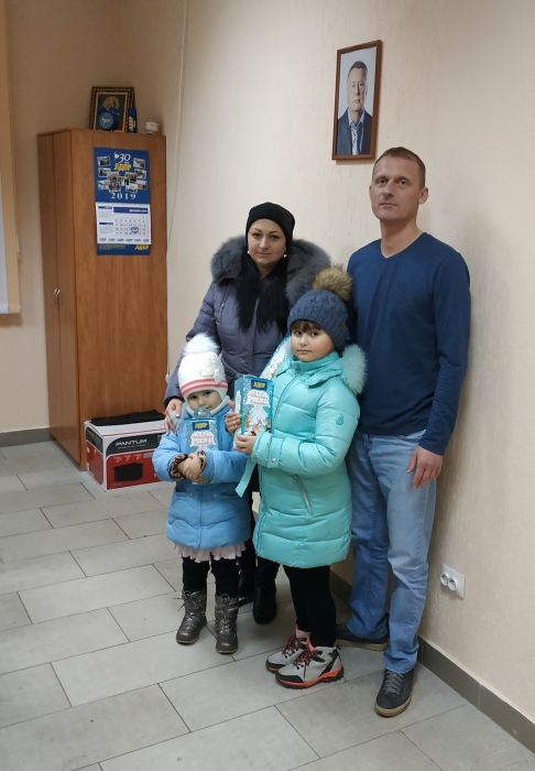 В Клинцах представители ЛДПР поздравили детей из многодетных семей с наступающим Новым годом