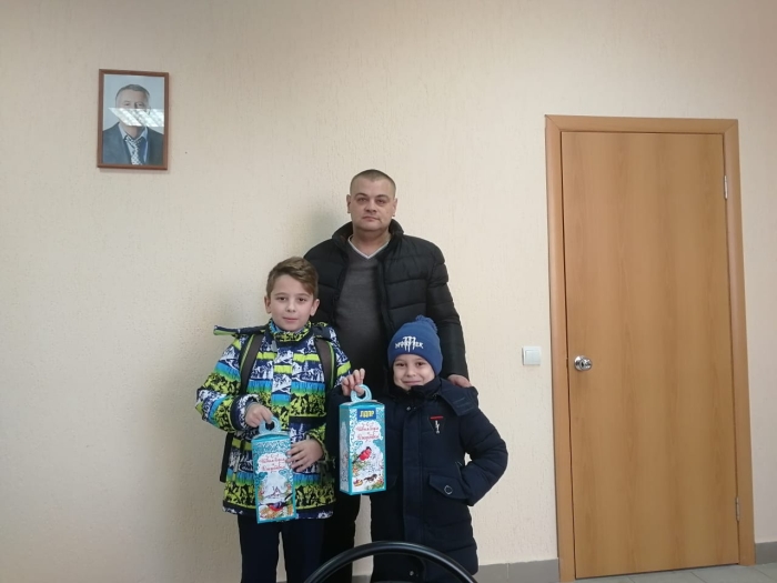 В Клинцах представители ЛДПР поздравили детей из многодетных семей с наступающим Новым годом