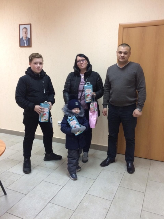 В Клинцах представители ЛДПР поздравили детей из многодетных семей с наступающим Новым годом