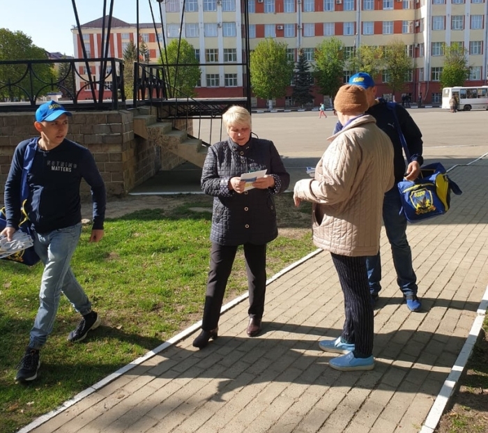 Активисты ЛДПР проводят акцию «Грядка Жириновского»