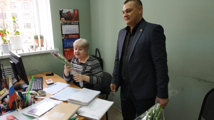 Жительницы города Клинцы и Клинцовского района получили цветочные поздравления от ЛДПР