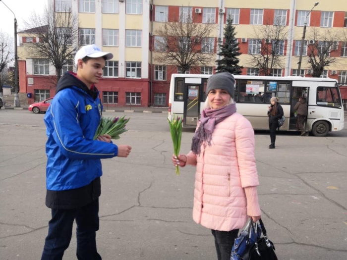 Жительницы города Клинцы и Клинцовского района получили цветочные поздравления от ЛДПР