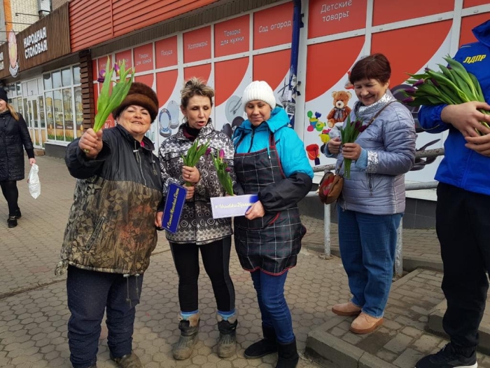 Жительницы города Клинцы и Клинцовского района получили цветочные поздравления от ЛДПР