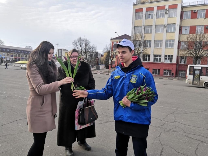 Жительницы города Клинцы и Клинцовского района получили цветочные поздравления от ЛДПР