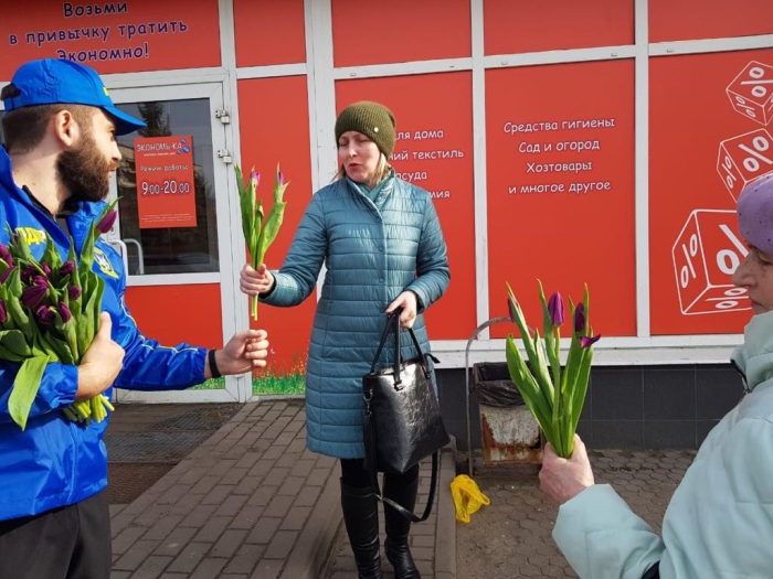 Жительницы города Клинцы и Клинцовского района получили цветочные поздравления от ЛДПР