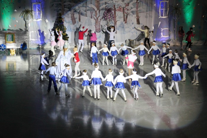 В городе Клинцы на «Ледовой арене» состоялась премьера ледового шоу "Снежная королева"
