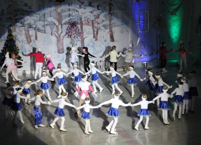 В городе Клинцы на «Ледовой арене» состоялась премьера ледового шоу "Снежная королева"