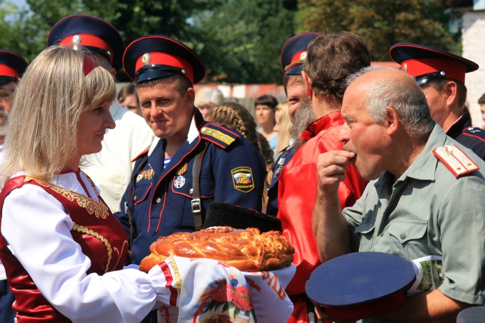 «Любо!» Валерию Денисенко - в Клинцовском районе торжественно открыли стелу первым казакам-поселенцам