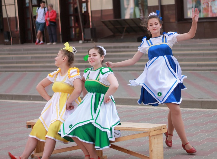 В городе Клинцы проходят праздничные мероприятия, посвященные Дню семьи, любви и верности
