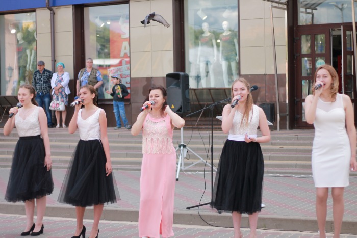В городе Клинцы проходят праздничные мероприятия, посвященные Дню семьи, любви и верности