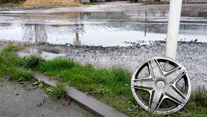 Когда в Клинцах аварийные службы и дорожники решат проблему с «вечной лужей» по ул. Дзержинского?