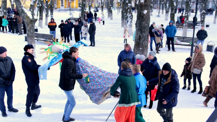 В Клинцах состоялась праздничная программа «Проводы русской зимы. Широкая масленица»