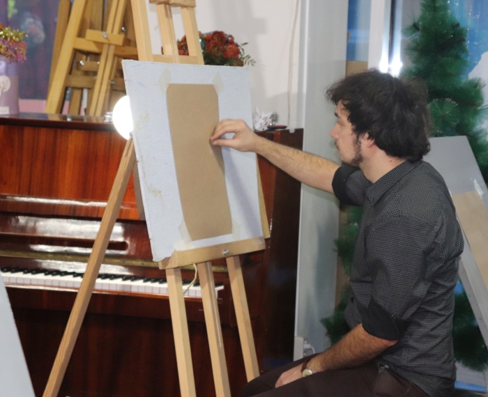В Клинцах прошел мастер-класс «Портрет в технике сухой пастели»