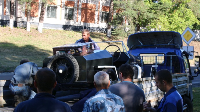 В Клинцах ретро-автомобиль вернулся на постамент после реставрации