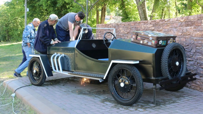 В Клинцах ретро-автомобиль вернулся на постамент после реставрации