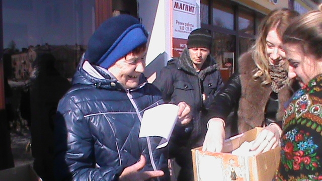 Волонтеры на Масленицу угощали клинчан блинами