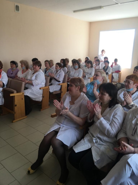 В Клинцах гимназисты поздравили с 8 Марта женщин медиков