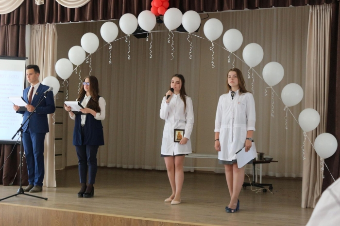 В Клинцах волонтеры-медики поздравили медицинских сестер и акушерок с профессиональным праздником