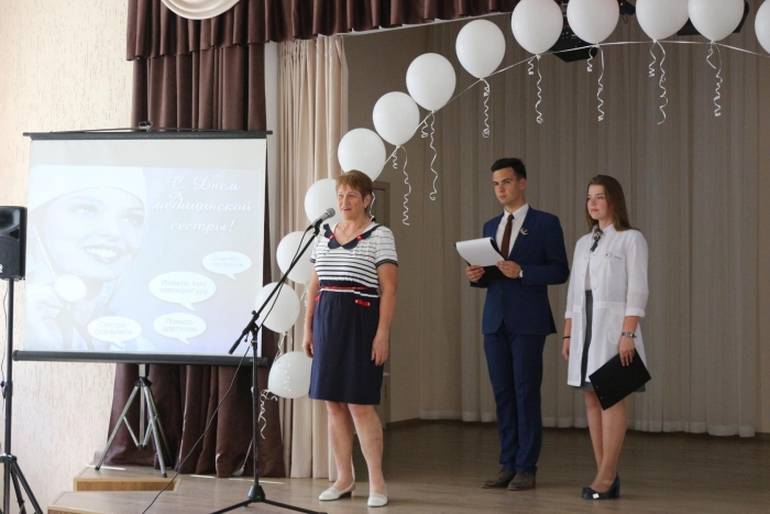 В Клинцах волонтеры-медики поздравили медицинских сестер и акушерок с профессиональным праздником