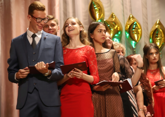 Лучших выпускников 2019 года наградили в Клинцах