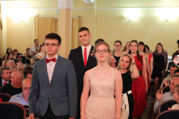 Клинцовским выпускникам школ вручили медали за особые успехи в учебе