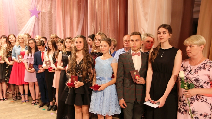 Клинцовским выпускникам школ вручили медали за особые успехи в учебе