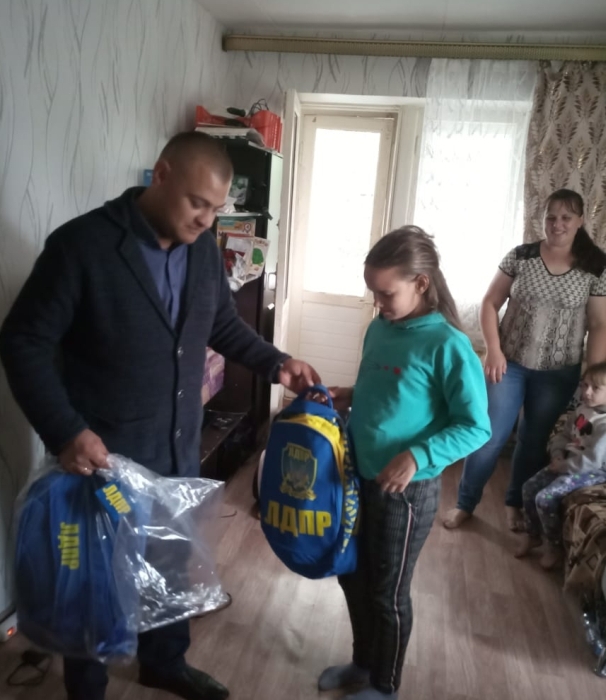 В Клинцах представители ЛДПР приняли участие в благотворительной акции «Семья помогает семье»