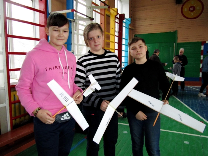 В Клинцах прошли областные соревнования по комнатным летающим моделям самолетов