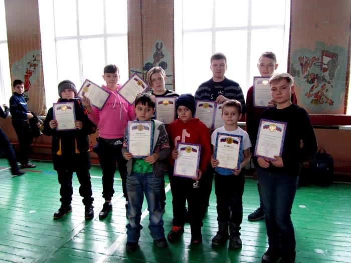 В Клинцах прошли областные соревнования по комнатным летающим моделям самолетов