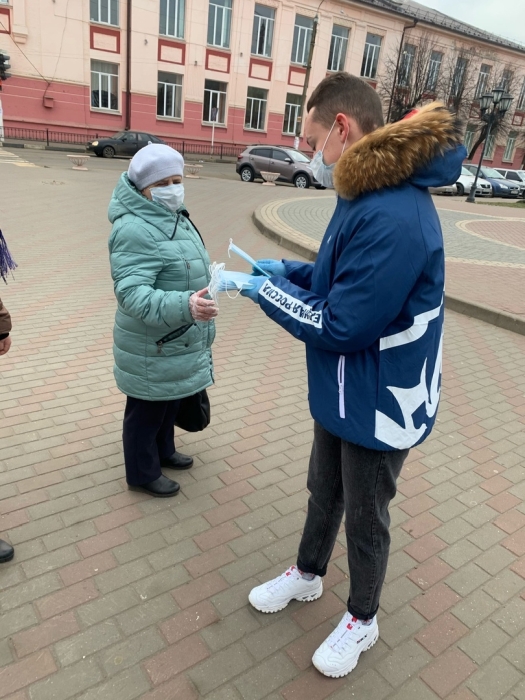 Молодогвардейцы поздравили жителей Клинцов с Днем Конституции
