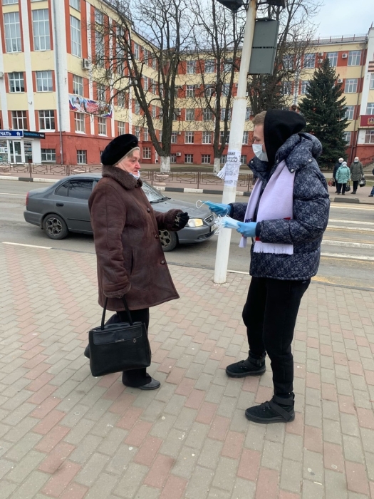 Молодогвардейцы поздравили жителей Клинцов с Днем Конституции