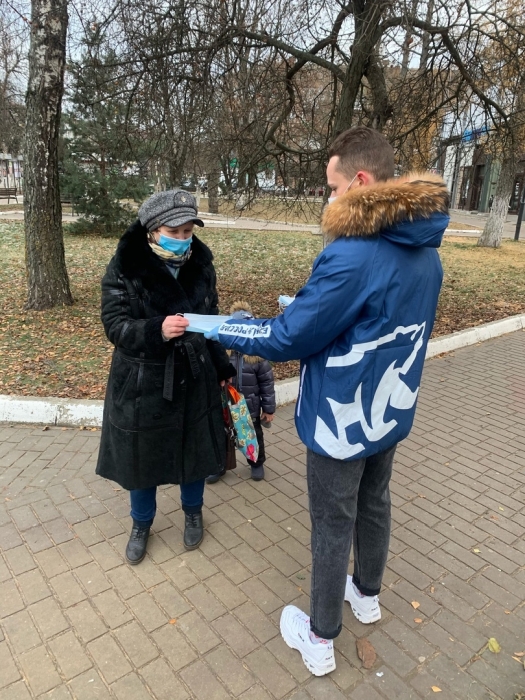 Молодогвардейцы поздравили жителей Клинцов с Днем Конституции