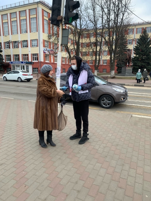 Молодогвардейцы поздравили жителей Клинцов с Днем Конституции
