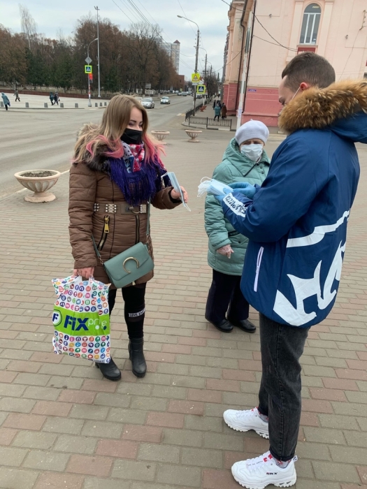 Молодогвардейцы поздравили жителей Клинцов с Днем Конституции