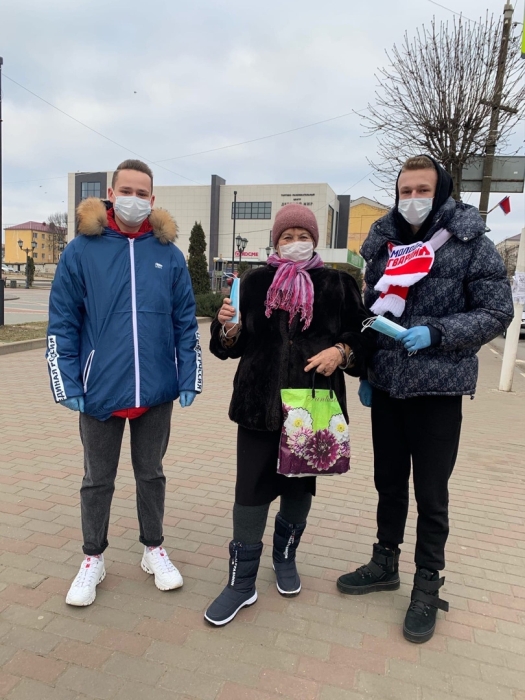 Молодогвардейцы поздравили жителей Клинцов с Днем Конституции
