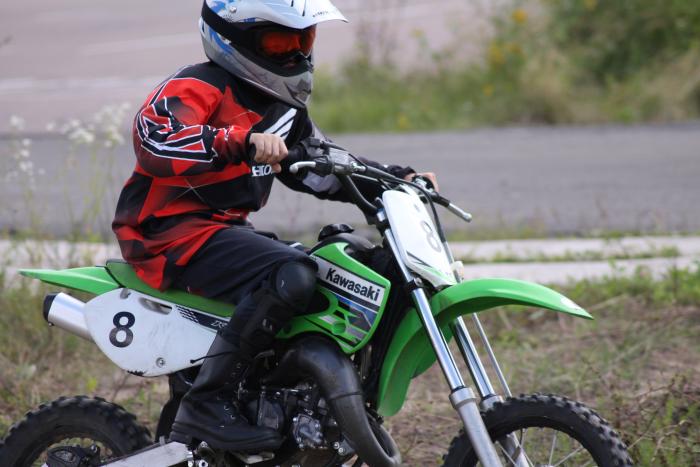 В Клинцовской ТШ ДОСААФ профессиональных мотогонщиков готовят с детства
