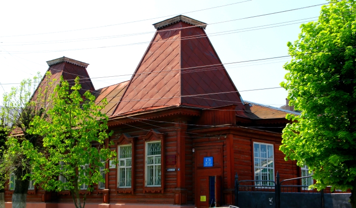 Срочно! Кровля клинцовского краеведческого музея повреждена ветром