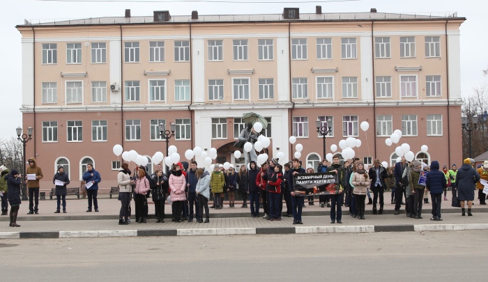 В Клинцах в память о жертвах ДТП прошла широкомасштабная акция