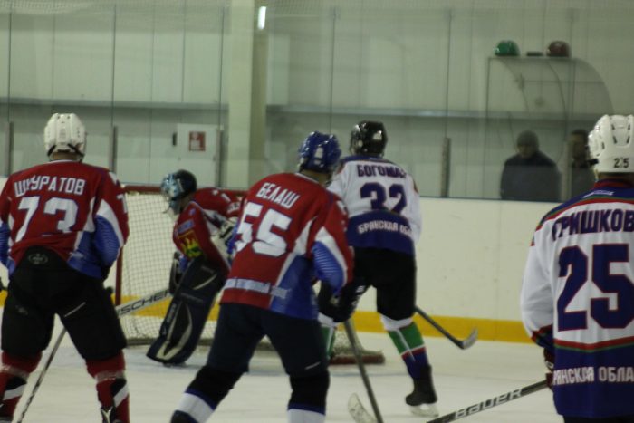 В Клинцах состоялось открытие отборочного этапа ночной хоккейной лиги
