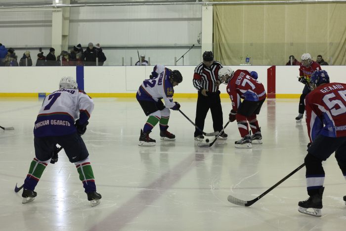 В Клинцах состоялось открытие отборочного этапа ночной хоккейной лиги