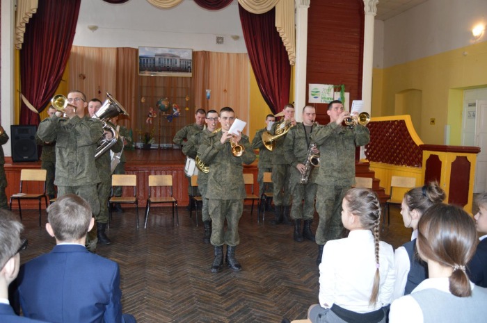 В Клинцах военнослужащие военного оркестра встретились со школьниками»