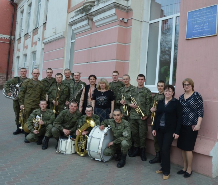 В Клинцах военнослужащие военного оркестра встретились со школьниками»