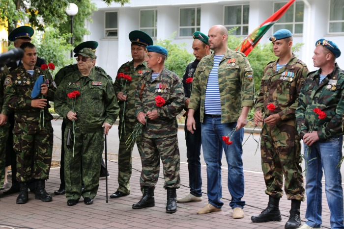 В Клинцах состоялось открытие после реставрации памятника воинам, погибшим в локальных конфликтах на Северном Кавказе