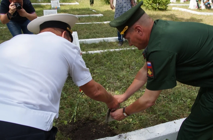 Землю с воинских захоронений Клинцов отправят в Москву