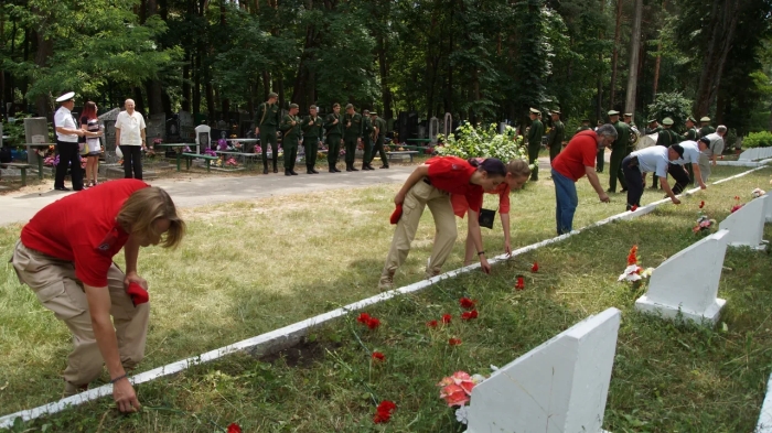 Землю с воинских захоронений Клинцов отправят в Москву